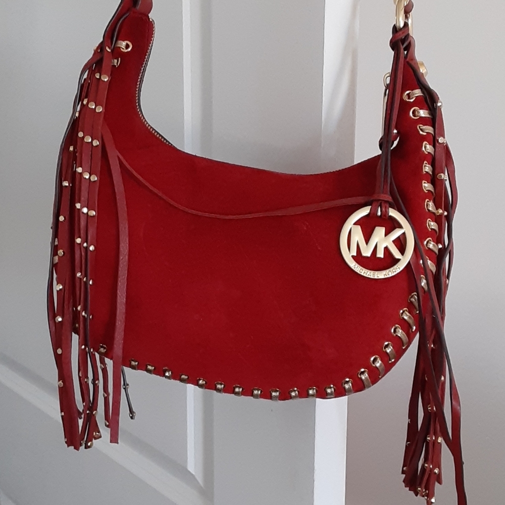 A Michael Kors sauce shoulder cross bag